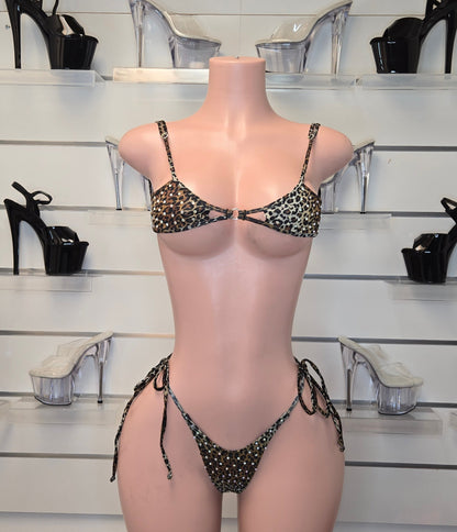 "Neon rhinestone stripper bikini set for dancers – King Thong Camila"

"Sparkly neon pink dancewear for strippers and performers – King Thong"

"Rhinestone thong bikini for exotic dancers – King Thong Camila set"

"Sexy neon stripper outfit with stones – King Thong handmade dancewear"

"Two-piece rhinestone bikini set for pole dancers – King Thong Camila"

"Neon pink stripper bikini with sparkly stones – stagewear for women"